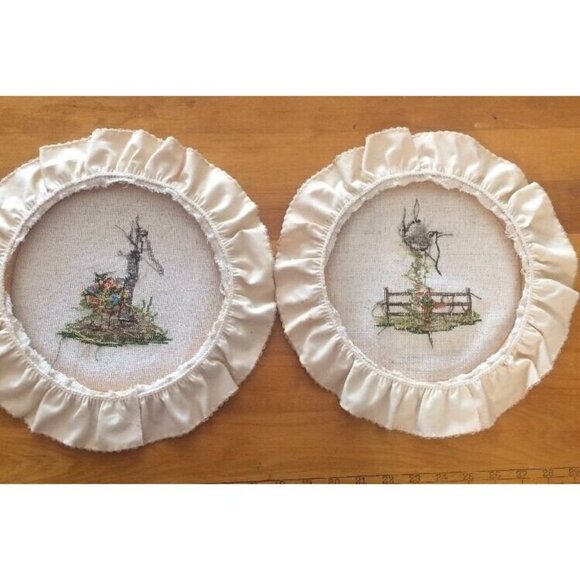 Vintage Completed Needlepoint Lot Of 2 Floral Water pump On Wooden Hoop Frames - Picture 7 of 11